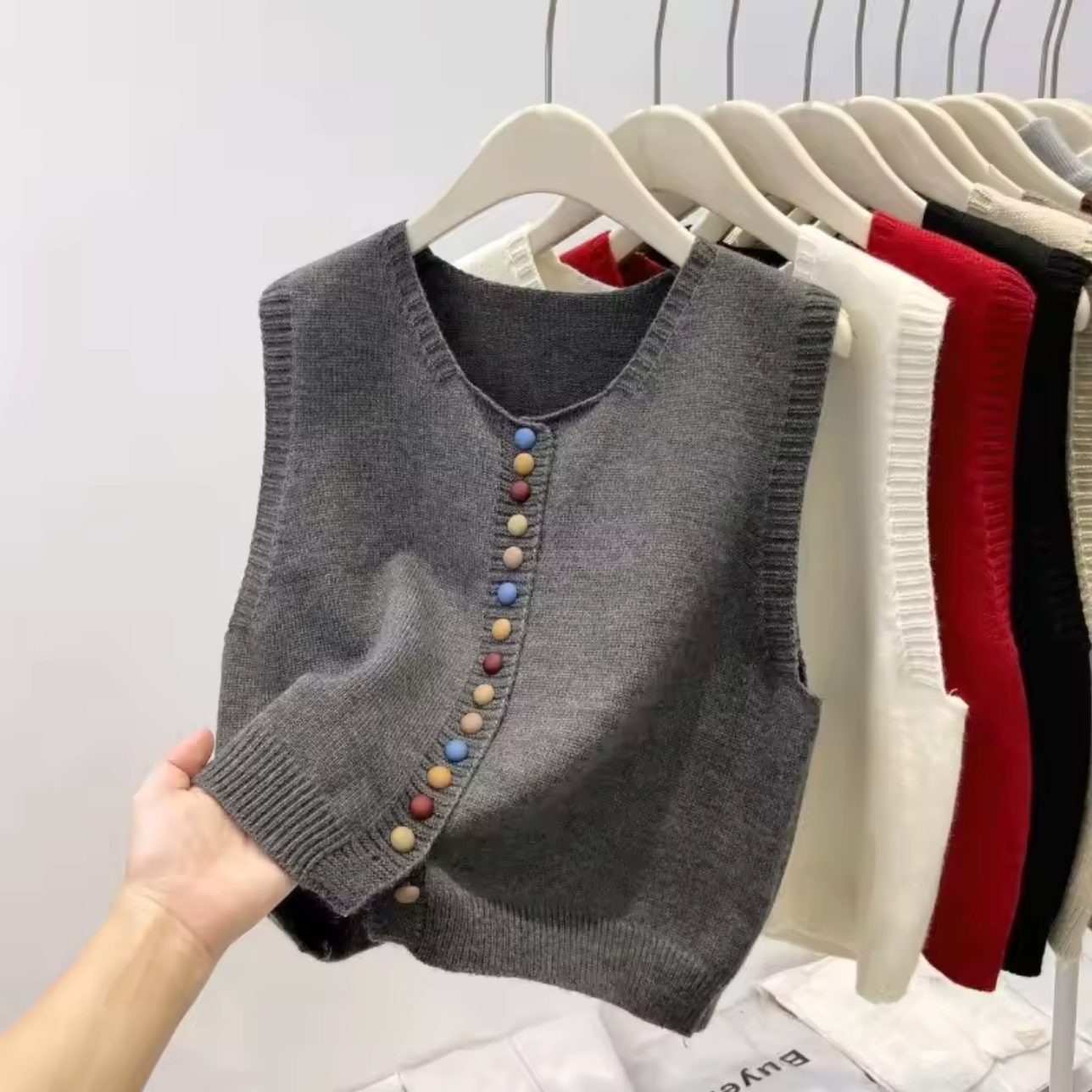 COLOR-BUTTON KNIT VEST