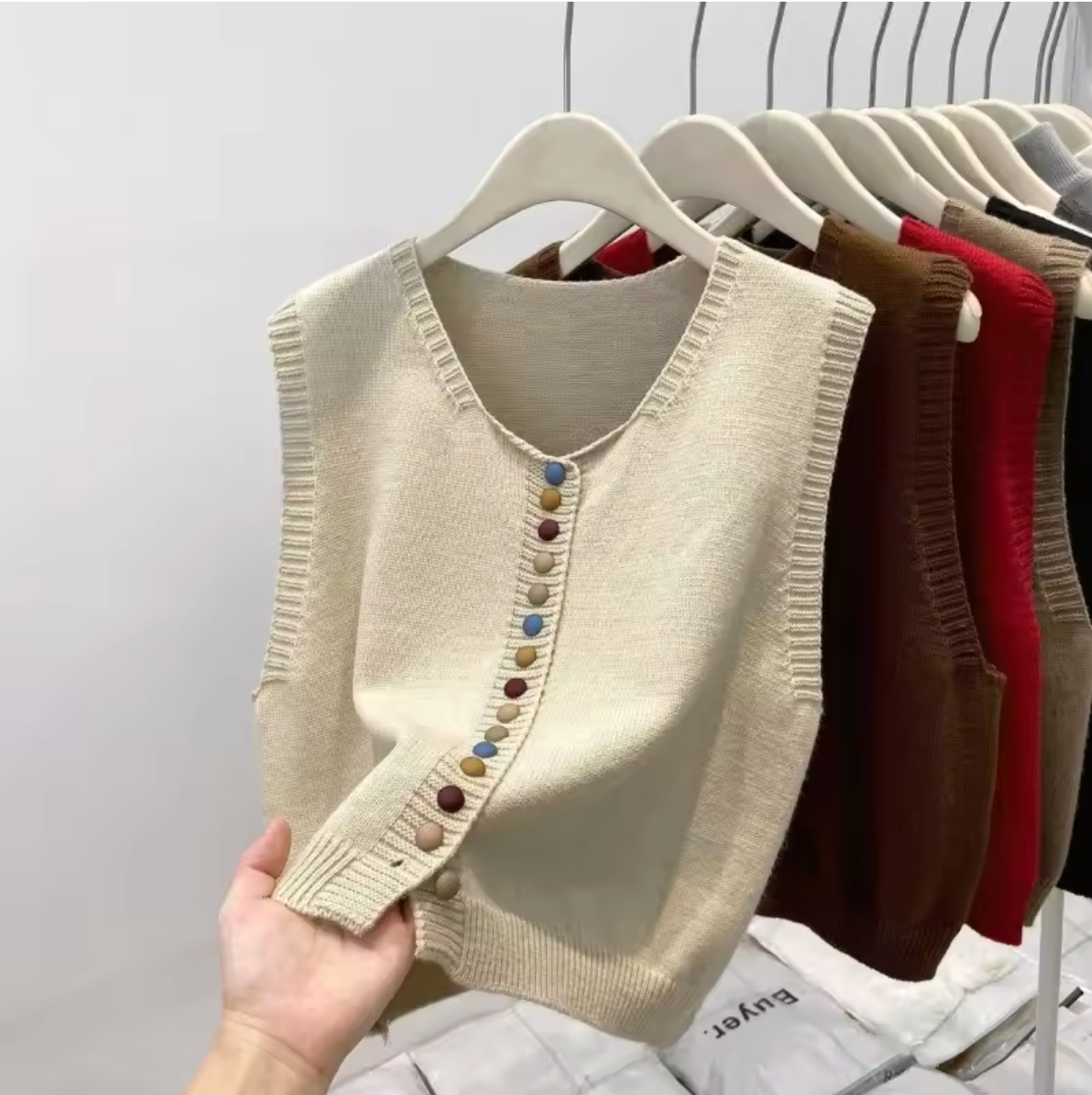 COLOR-BUTTON KNIT VEST